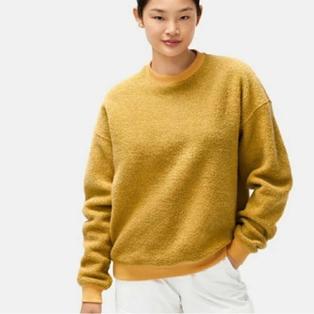 Crewneck, yellow mega fleece.